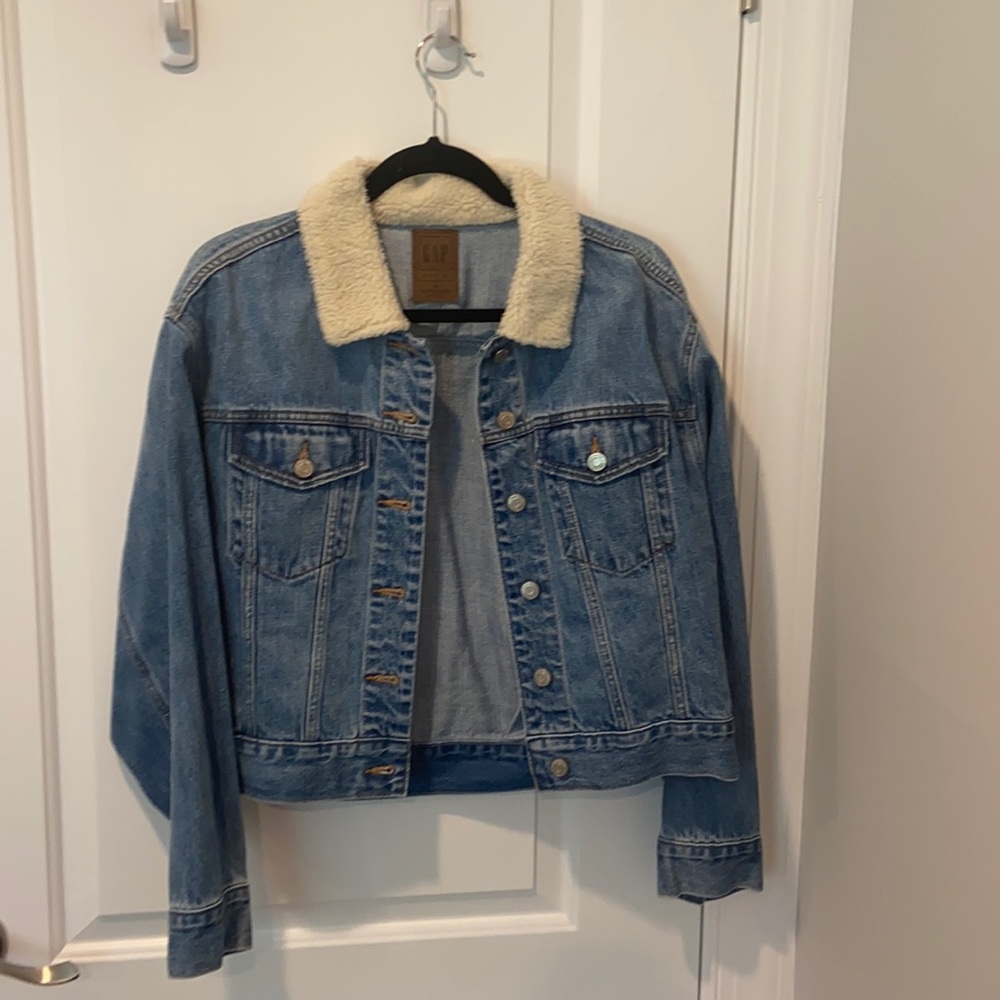 Gap denim crop jacket with Sherpa collar. Medium.
